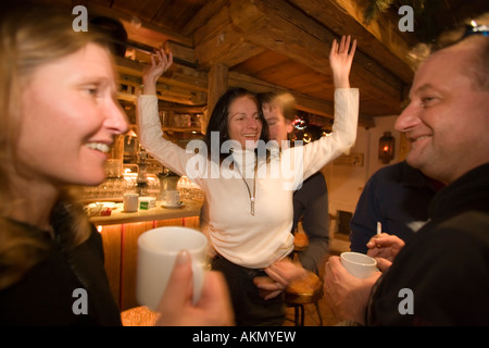 Per coloro che godono di un Apr s ski partito a Purzelbaum Alm Flachau Salzburger Land Austria Foto Stock