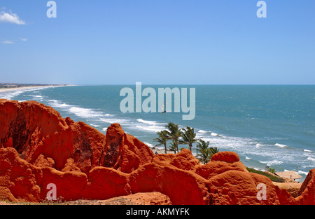 Rosso colorate formazioni di sanstone a Canoa Quebrada Ceara Brasile America del Sud Foto Stock