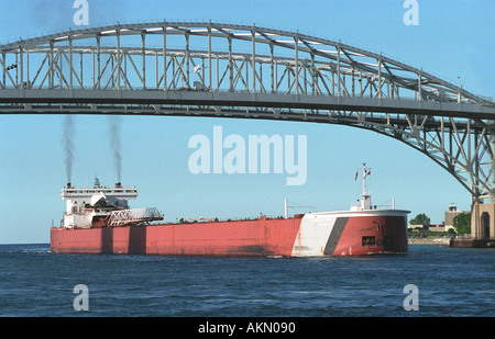 Lago freighter entra nella St Clair fiume alla foce del Lago Huron a Port Huron Michigan e Sarnia Ontario Canada Foto Stock