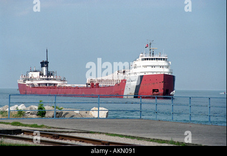 Lago freighter entra nella St Clair fiume alla foce del Lago Huron a Port Huron Michigan e Sarnia Ontario Canada Foto Stock