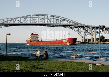 Lago freighter entra nella St Clair fiume alla foce del Lago Huron a Port Huron Michigan e Sarnia Ontario Canada Foto Stock