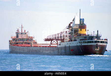 Lago freighter entra nella St Clair fiume alla foce del Lago Huron a Port Huron Michigan e Sarnia Ontario Canada Foto Stock