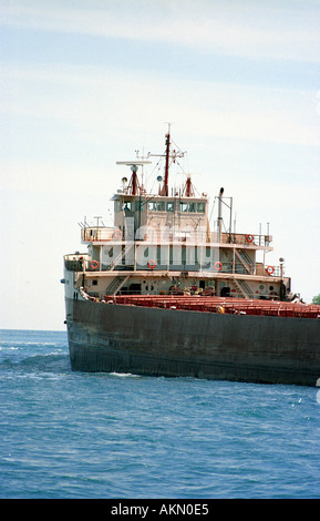 Lago freighter entra nella St Clair fiume alla foce del Lago Huron a Port Huron Michigan e Sarnia Ontario Canada Foto Stock