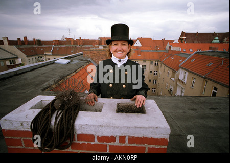 Femmina spazzacamino su un tetto, Berlino, Germania Foto Stock