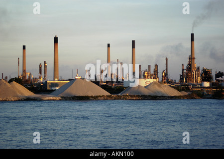 Il gas naturale e le raffinerie di petrolio che punteggiano il paesaggio lungo il St Clair River per il Canada Stati Uniti frontiera a Port Huron Mi Foto Stock