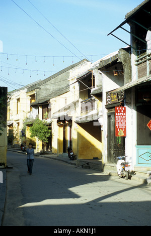 Tradizionale negozio strette case in Nguyen Thai Hoc St, la mattina presto, Hoi An, Viet Nam Foto Stock