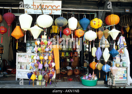 Display a colori delle lanterne di seta in un negozio nella Tran Phu St, Hoi An, Viet Nam Foto Stock