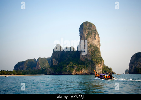 Longtail boat a Railay Ovest con chalk cliff Laem Phra Nang Railay Krabi Thailandia Foto Stock