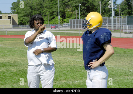 Alta Scuola Calcio azione Port Huron Michigan sordi JV giocatore di football legge la lingua dei segni data dal nero aiuto durante la pratica Foto Stock