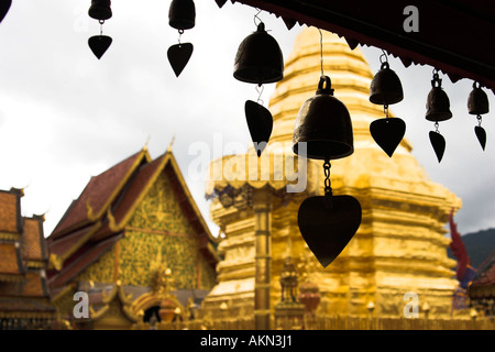 Santo campanelle dal tetto con golden chedi del Wat Phra That Soi Suthep in background di Chiang Mai, Thailandia Foto Stock