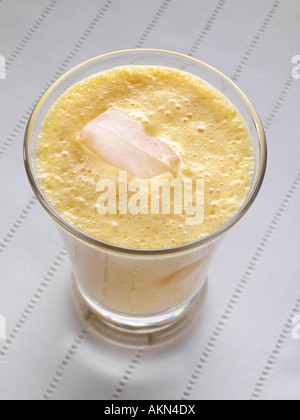 Un bicchiere di indiani Aam Ka Lassi bevanda alimentare editoriale Foto Stock