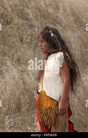 Un Native American Indian boy in piedi in erba Foto Stock