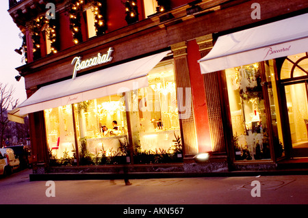 Parigi Francia, negozi di lusso Baccarat Crystal, negozio di fronte al negozio, scena stradale, luci notturne all'esterno Foto Stock