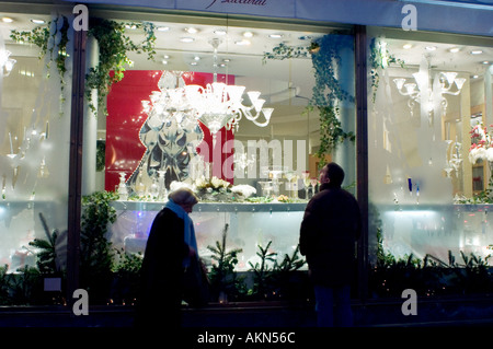 Parigi Francia, negozi di lusso 'Baccarat Crystal' di notte, vetrine con silhouette, lampadario Foto Stock
