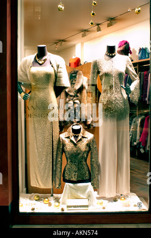Parigi Francia, "Anne Lowe' 'usato abiti di lusso' Store, dettaglio 'Shop finestra' 'illuminato' durante la notte Foto Stock