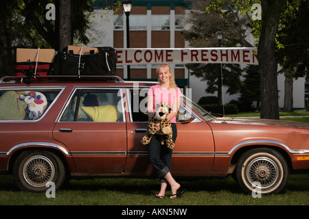 Una donna che arrivano al college Foto Stock