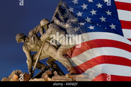 Iwo Jima / US Marine Corps War Memorial e le stelle e strisce fuse insieme Foto Stock