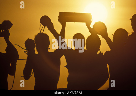 Strumenti a percussione Carnevale musicisti di suonare samba in Sunset Rio de Janeiro in Brasile la musica delle tradizioni culturali Foto Stock