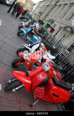 Scooters aotside un cafe in bath Inghilterra Foto Stock