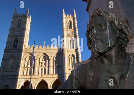 Statua di Paul de Chomedey sieur de Maisonneuve, Basilique Notre-Dame, Place d'Armes, la Vecchia Montreal, Montreal, Quebec, Canada Foto Stock