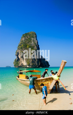 La gente in una barca di chalk cliff in background Phra Nang Beach Laem Phra Nang Railay Krabi Thailandia Foto Stock