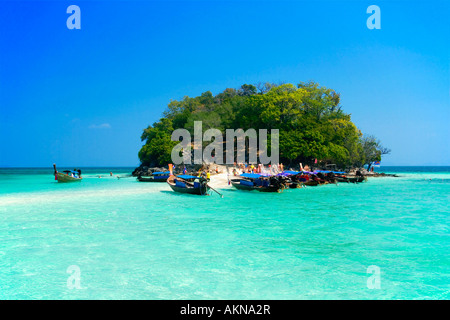 Barche ancorate a Chicken Island Laem Phra Nang Railay Krabi Thailandia un anno dopo lo tsunami il 26 dicembre 2004 Foto Stock