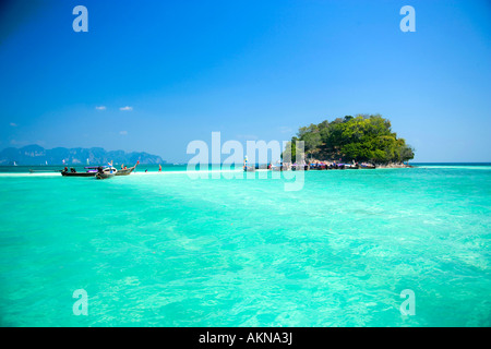 Barche ancorate a Chicken Island Laem Phra Nang Railay Krabi Thailandia un anno dopo lo tsunami il 26 dicembre 2004 Foto Stock