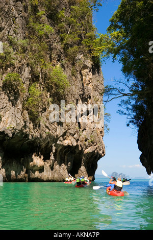 I turisti kayak Ko Hong Island laguna di Phang Nga Bay Krabi Thailandia un anno dopo lo tsunami il 26 dicembre 2004 Foto Stock