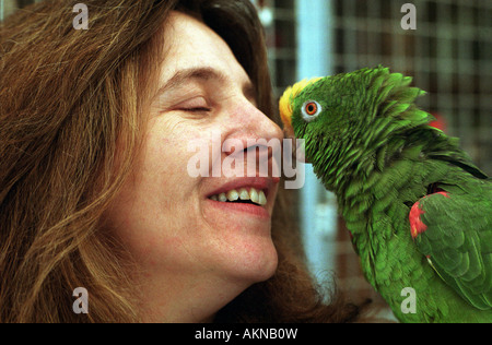 Donna e un giallo-incoronato amazon parrot Foto Stock