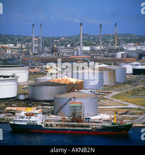 Petroliera in porto a guscio raffineria di petrolio con camini e serbatoi di stoccaggio al di là a Willemstad Curacao Caraibi Foto Stock