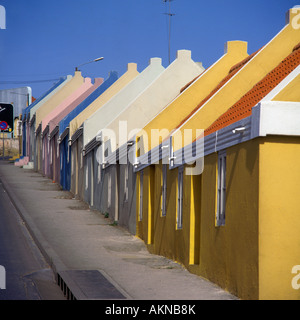 Una fila di un tipico stile olandese case andando su un pendio Road nel quartiere di Punda di Willemstad Curacao Caraibi Foto Stock