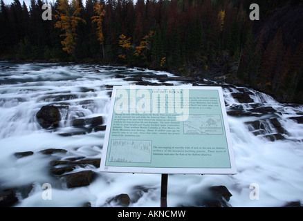 Vista superiore e segno di Kinuseo cade in Alberta Foto Stock