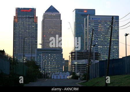 Citicorp, no 1 Canada Square, HSBC, Barclays Bank hq edifici per uffici a crepuscolo illuminato canary wharf London Docklands Foto Stock