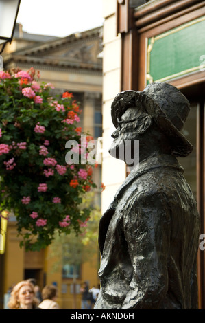 La statua in bronzo di James Joyce accanto alla guglia su O'Connell Street Dublin Foto Stock