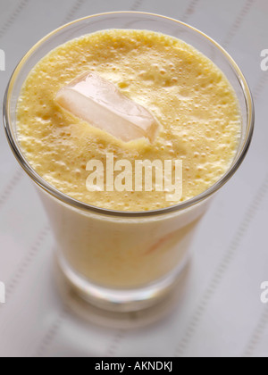 Un bicchiere di indiani Aam Ka Lassi bevanda alimentare editoriale Foto Stock