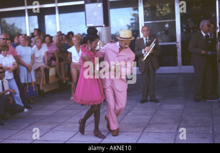 Una coppia danzante da qualche parte nel paese ex comunista in America Latina eventualmente Cuba degli anni sessanta Foto Stock