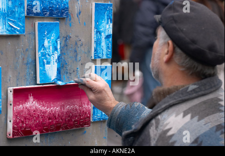 Artista pittura presso la Place du Tertre a Montmartre Parigi Francia Foto Stock