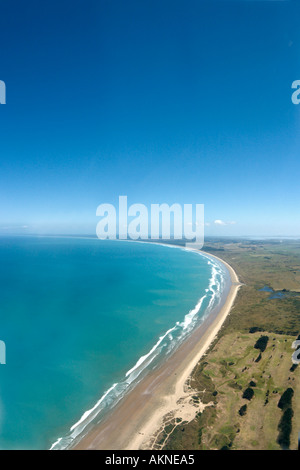 Vista aerea della spiaggia Ahipara da un piccolo aereo, parte di Ninety Mile Beach, Northland e North Island, Nuova Zelanda Foto Stock