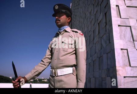 Guardia a Quaid-i-azam mausoleo dove il fondatore del Pakistan Mohammed Ali Jinnah è sepolto. Karachi, Sind, Pakistan. Foto Stock