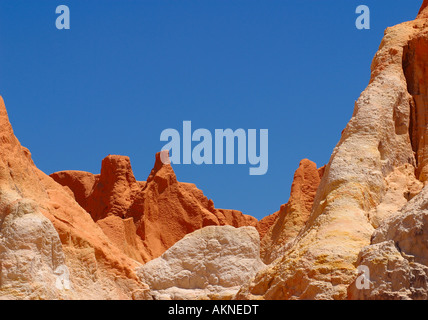 Rosso colorate formazioni di sanstone a Canoa Quebrada Ceara Brasile America del Sud Foto Stock