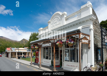 Farmacia sulla strada principale del centro storico oro città mineraria di Arrowtown, vicino a Queenstown, Isola del Sud, Nuova Zelanda Foto Stock