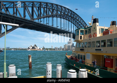 Traghetto in Milsons Point con l'Harbour Bridge e Opera House dietro, Sydney, Nuovo Galles del Sud, Australia Foto Stock