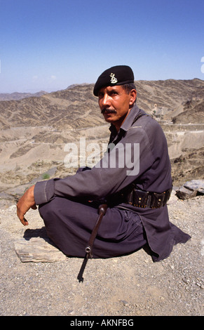 Guardia di confine che si affaccia al Passo Khyber, gateway per l'Afghanistan. Nord Occidentale della Provincia di Frontiera, Pakistan. Foto Stock