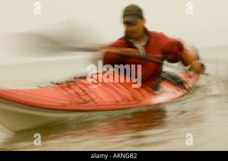 L'uomo canoa kayak in moto sul Lago Superior Apostle Islands Foto Stock