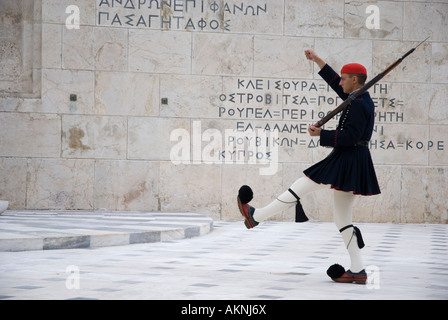 Evzone custodisce la tomba del Soldato sconosciuto al di fuori del Greco Vouli edificio del Parlamento sulla piazza di Syntagma, Atene. Foto Stock