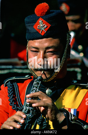 L'uomo gioca clarinetto in esercito nepalese Band Nepal Foto Stock