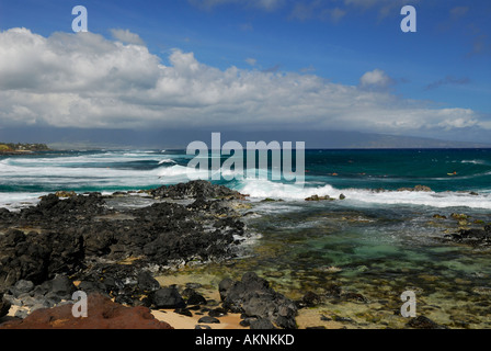 Pozze di marea onde e surfisti Kahalui West Maui da Hookipa Beach L'Isola di Maui Hawaii Foto Stock