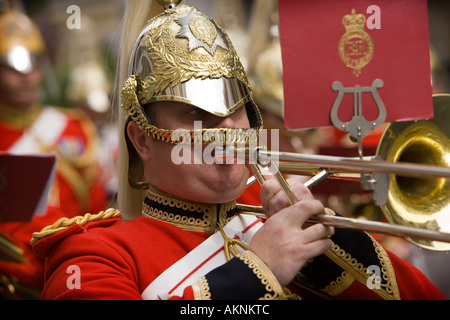 Trombonista della vita delle guardie durante il cambio della guardia al Castello di Windsor Foto Stock