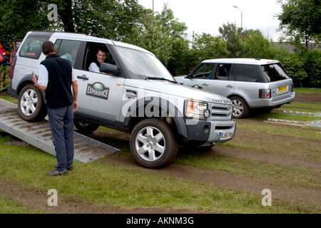 Commentatore al Royal Show Hughland, Edimburgo introducendo la Land Rover expereince con una ricerca in background Foto Stock