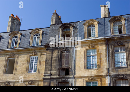 La sporcizia facciata coperta a fianco di recente facciate pulite vicino a Place de la Bourse nella vecchia Bordeaux Foto Stock